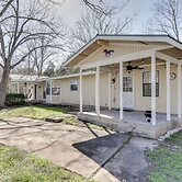 Charming Austin Home on 2 Acres: BBQ & Yard!