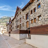 Stone Chalet Near Benasque and Scenic Lake