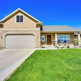 Hike, Golf & Ski: Family Home in South Jordan