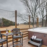 Kitty Hawk Apartment w/ Hot Tub - 1 Mi to Beach!