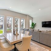 7 Mi to Downtown: Luxe Chicago Condo