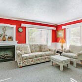 Cozy Frankfort Apartment Near Beaches & Downtown!