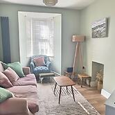 Charming 3 Bed Townhouse Near Llanddwyn Beach