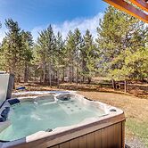 Donnelly Cabin w/ Hot Tub < 1 Mi to Boulder Creek!