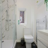 Remarkable 5-bed House in Luton