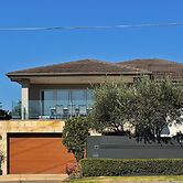 Modern Holiday House wth Bay View