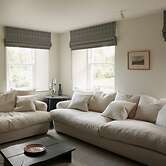 Oldschool - Exclusive House Surrounded by a Dyke