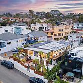 Steps to Beach+shops, Oceanview, Hot Tub+firepit Moonlight Modern by A