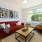 The West Byfleet Place - Modern 3bdr Flat With Garden
