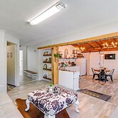 Quaint Greenbrier Apartment < 24 Mi to Nashville