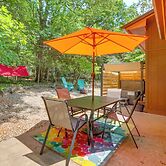 Hot Tub & Fire Pit: Holiday Island Getaway!