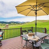 Spearfish Retreat w/ Fireplace + Mountain Views!