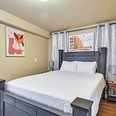 Portland Area Group Getaway: Hot Tub & Views!