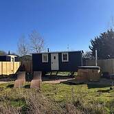 Shepherdshut-hot Tub-cotswolds-petfriendly