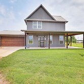Modern Bryan Farmhouse on 1 Acre w/ Hot Tub!