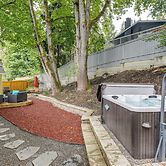 Pet-friendly Sammamish Home w/ Deck ~ 3 Mi to Lake