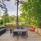 Lakefront Newport News Home, 6 Mi to City Center!