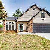 'peace & Tranquility' Home, 2 Mi to Downtown Tulsa