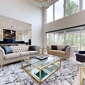 Lucky Mansion Luxury Villa in Fort Erie