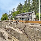 Beachfront Anderson Island Escape: Rainier Views!