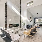 1 Mi to Holmes Lake: Bright & Modern Lincoln Home!