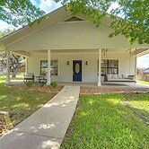 Texas Hill Country Retreat - Walk to Nueces River!