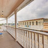 'the Loft' - Historic Dtwn Hondo Apt w/ Balcony