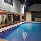 hermosa habitación con piscina