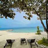 Mactan Newtown Family 2 Bedroom with Balcony free wifi and pool access