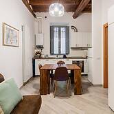 Moderno Loft nel Cortile di un Casale Storico