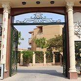 Luca Pyramids Inn