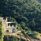 Luxurious 5 Bedroom Villa With Waterfall Closeby