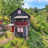 Cozy Luray Cabin w/ Views: Near Hiking Trails!