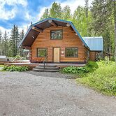 Roomy Log Cabin w/ Hot Tub, Walk to Kenai River!