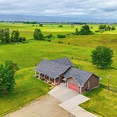 Lovely Roberts Home w/ Patio & Mountain Views!