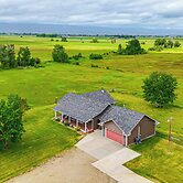 Lovely Roberts Home w/ Patio & Mountain Views!