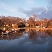 Lakefront Getaway: Sauna, Hot Tub, Firepit & More! 3 Bedroom Home by R