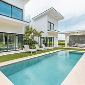 Magnificent Villa With Golf Cart Maid at Caleton