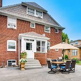 Walkable Zelienople Home w/ Patio & Grill!