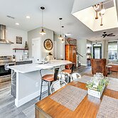 1 Mi to Old Town: Cheerful Bluffton Townhome!