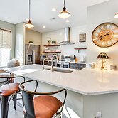 1 Mi to Old Town: Cheerful Bluffton Townhome!
