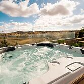 Pet Friendly Penthouse Rooftop Jacuzzi With Views