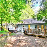 Rhododendron Retreat w/ Hot Tub: Steps to River!