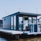 Modern Houseboat With air Conditioning Located in Marina