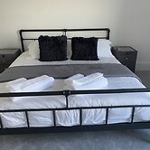 House - Sleeps 14 - Pets Ok - Parking - Garden