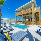 Frisky Flip Flopper by Avantstay Pool + Views