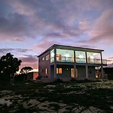 Paradise Cove: Oceanfront Haven With Infinity Pool