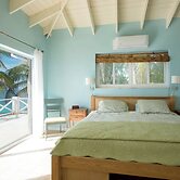 Island Paradise: Secluded Beachfront Retreat With Pool