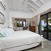 Tropical Hideaway: Charming Cottage Near Pink Sands Beach