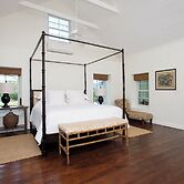 Pink Sands Paradise: Luxury Estate With Pool